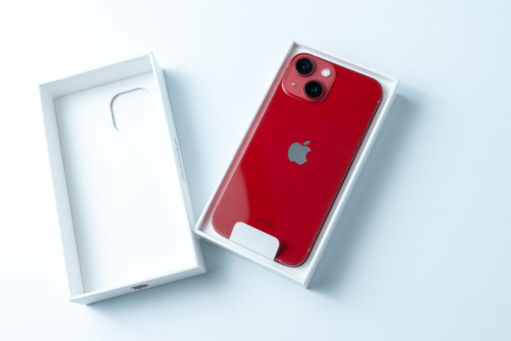【開封レビュー】真っ赤なiPhone13miniが色もサイズも歴代最高な件。│ハニカム