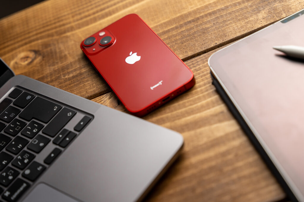 開封レビュー】真っ赤なiPhone13miniが色もサイズも歴代最高な件 ...